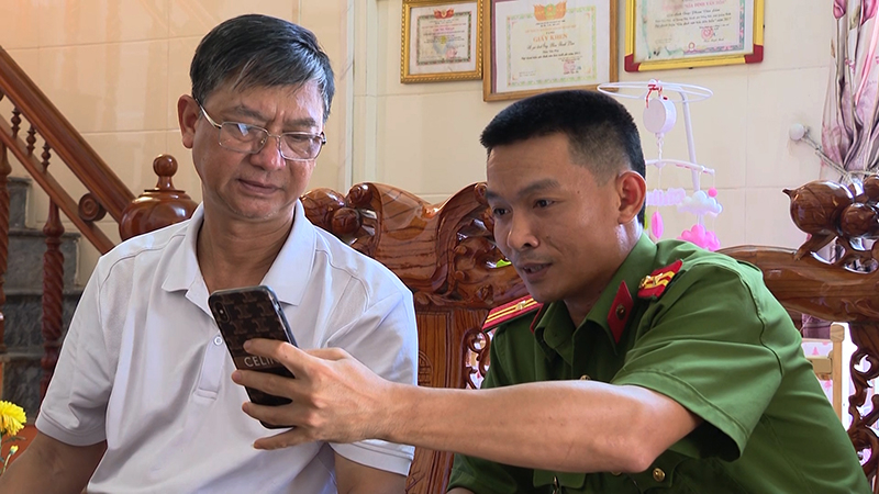 Công an cơ sở hướng dẫn người dân cài đặt và tham gia mô hình “Zalo-Kết nối bình yên”.