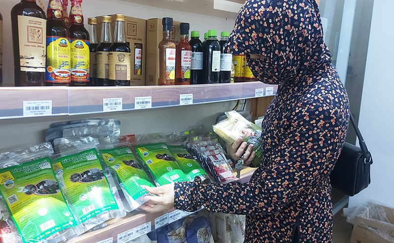 Người tiêu dùng lựa chọn các sản phẩm OCOP trong tỉnh.