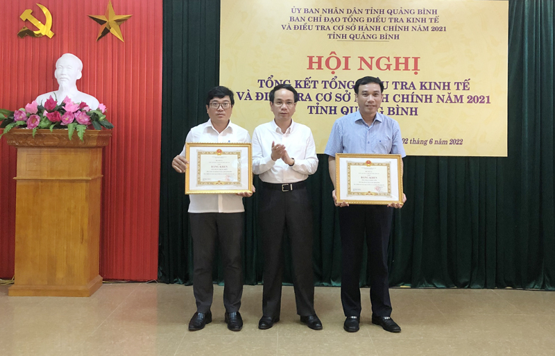 Đồng chí Phó Chủ tịch UBND tỉnh Phan Mạnh Hùng trao bằng khen của Bộ trưởng Bộ Nội vụ cho 2 cá nhân.