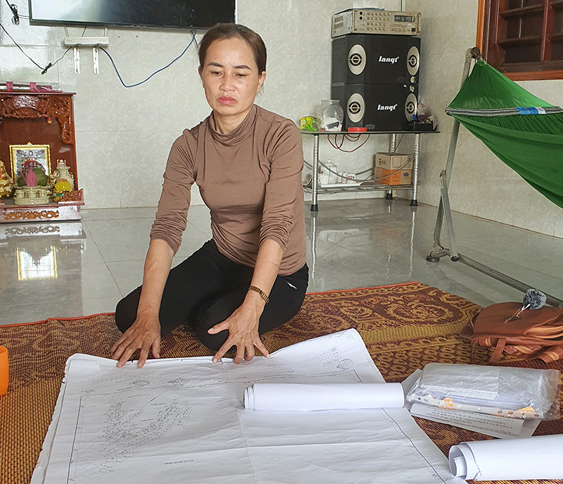 Bà Trần Thị Dỉnh và các hồ sơ liên quan đến thửa đất.
