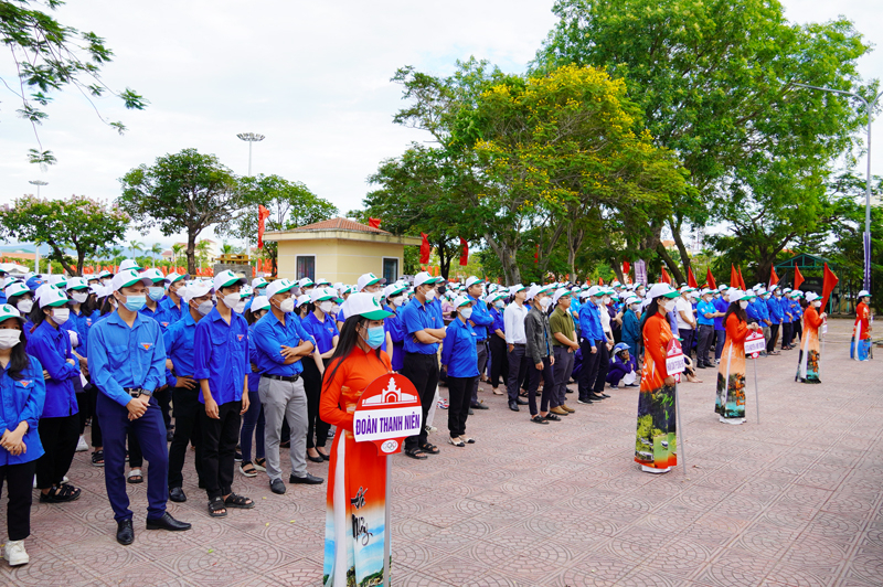 Đông đảo đoàn viên thanh niên tham gia lễ mít ting