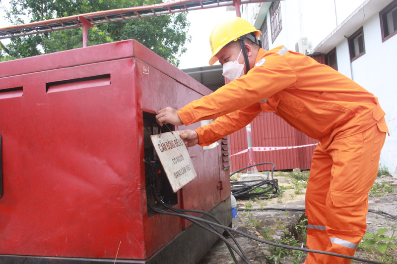 Lắp máy phát điện dự phòng tại khu vực tổ chức thi Trung tâm hoạt động Thanh thiếu nhi khu vực Bắc Trung bộ