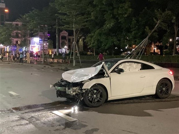 Chiếc xe gây tai nạn. (Ảnh: TTXVN phát)