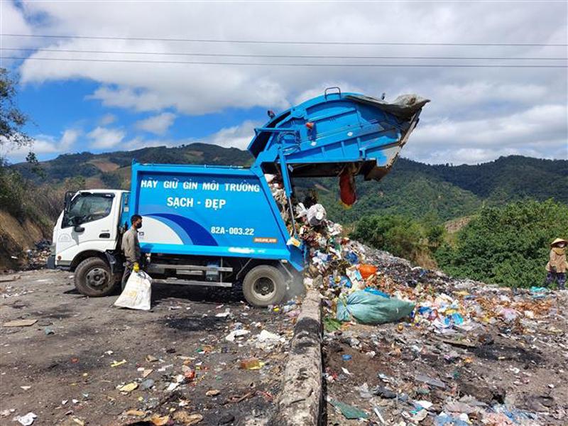 Bãi xử lý rác thải huyện Đăk Glei (tỉnh Kon Tum) nhận khoảng 6 tấn rác/ngày nhưng được xử lý phương pháp thô sơ như gom, ủi và tiến hành chôn lấp, đốt gây ô nhiễm môi trường. Ảnh: Khoa Chương/TTXVN.