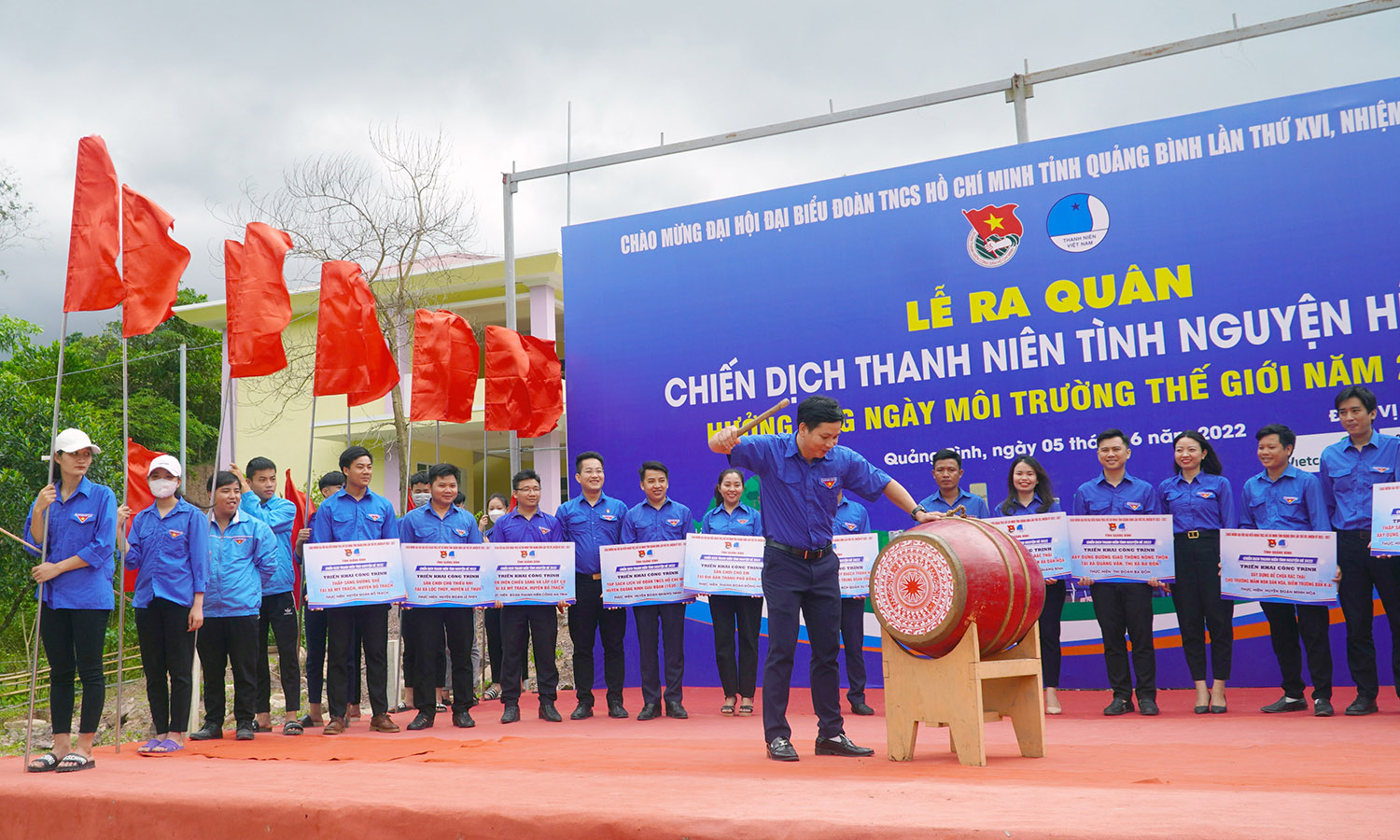 Đồng chí Bí thư Tỉnh đoàn Đặng Đại Bàng đánh trống phát động chiến dịch TNTN hè 2022.