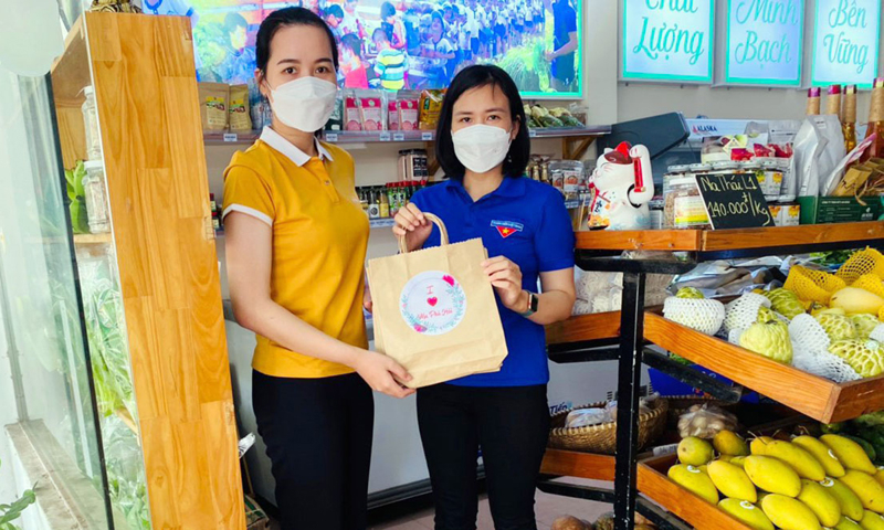  Sản phẩm túi giấy thân thiện với môi trường và hạn chế việc sử dụng túi nilon.