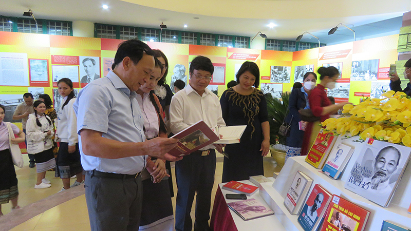 Các đại biểu tham quan không gian trưng bày, triển lãm
