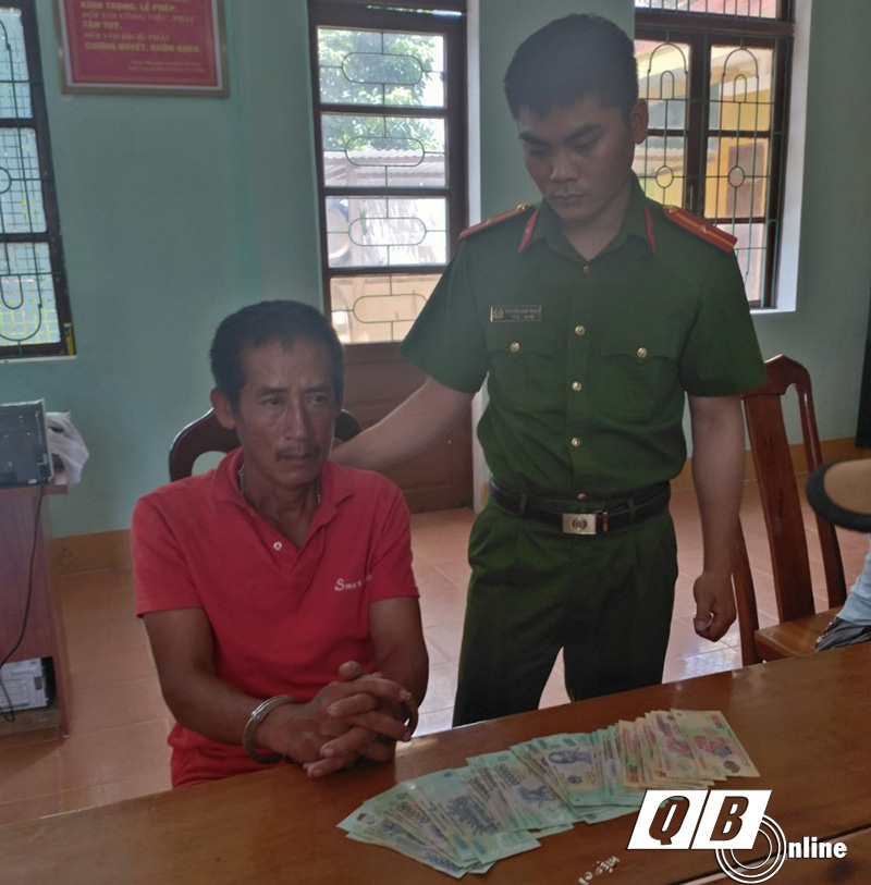 Đối tượng Phan Xuân Lâm cùng số tang vật vụ trộm được Công an xã Xuân Ninh thu giữ được.