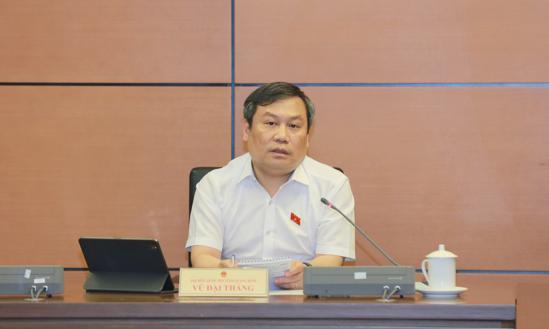 Đồng chí Bí thư Tỉnh ủy, Trưởng đoàn ĐBQH Vũ Đại Thắng điều hành phiên thảo luận tổ