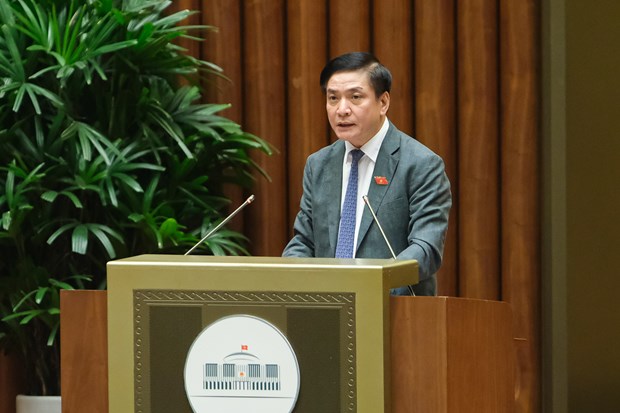 Tổng Thư ký Quốc hội, Chủ nhiệm Văn phòng Quốc hội Bùi Văn Cường trình bày Báo cáo tiếp thu, giải trình ý kiến các vị đại biểu Quốc hội về dự kiến Chương trình giám sát của Quốc hội năm 2023. (Ảnh: quochoi.vn)