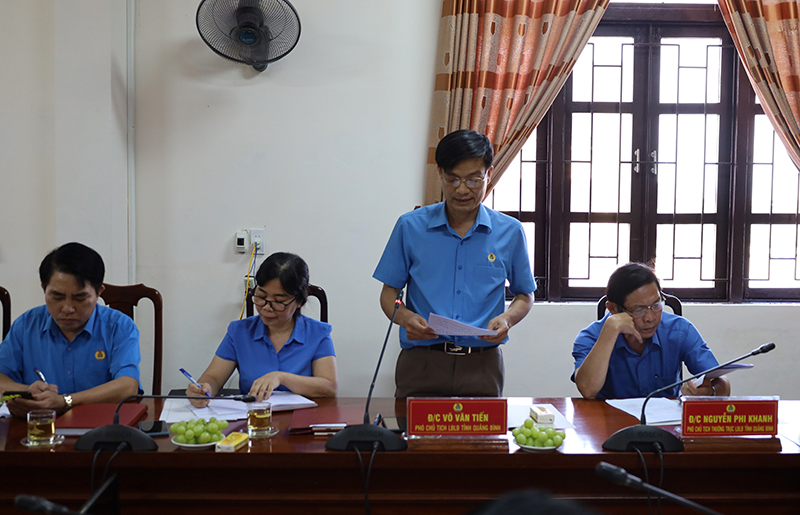  Đại diện lãnh đạo LĐLĐ tỉnh báo cáo kết quả thực hiện chương trình phối hợp giữa hai cơ quan, giai đoạn 2016-2021.