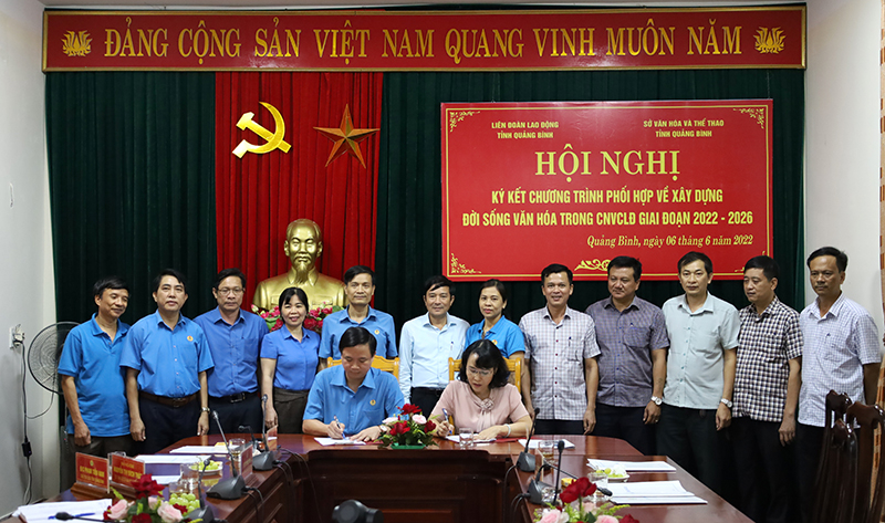 Lãnh đạo LĐLĐ tỉnh, Sở Văn hóa và Thể thao ký kết chương trình phối hợp về xây dựng đời sống văn hóa trong CNVCLĐ giai đoạn 2022-2026.