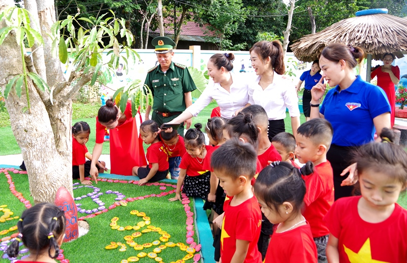 Niềm vui của cán bộ, giáo viên và các em thiếu nhi trường mầm non Bắc Sơn sau khi được khánh thành, đưa vào sử dụng.