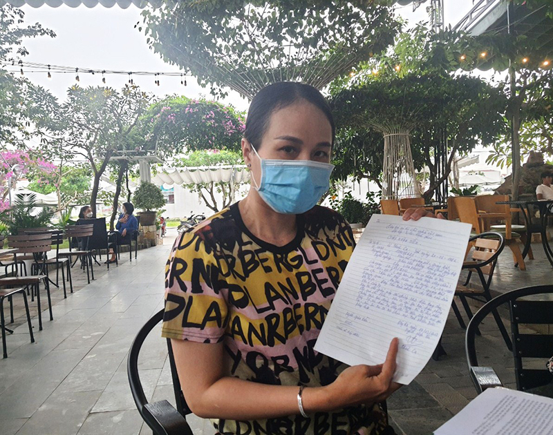 Chị Trần Võ Mỹ Hiền trình bày vụ việc với phóng viên 