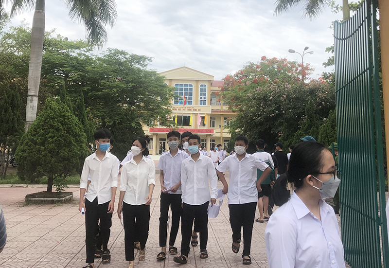 Các thí sinh tại điểm thi Trường THPT Đồng Hới hoàn thành buổi thi đầu tiên.