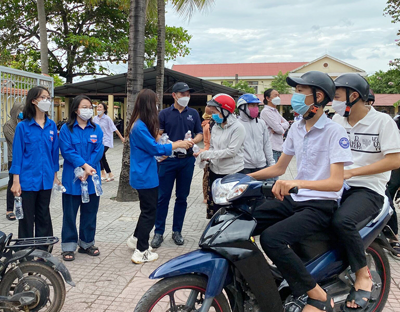 Lực lượng đoàn viên thanh niên TP. Đồng Hới “tiếp sức mùa thi” tại điểm thi Trường THPT Phan Đình Phùng.