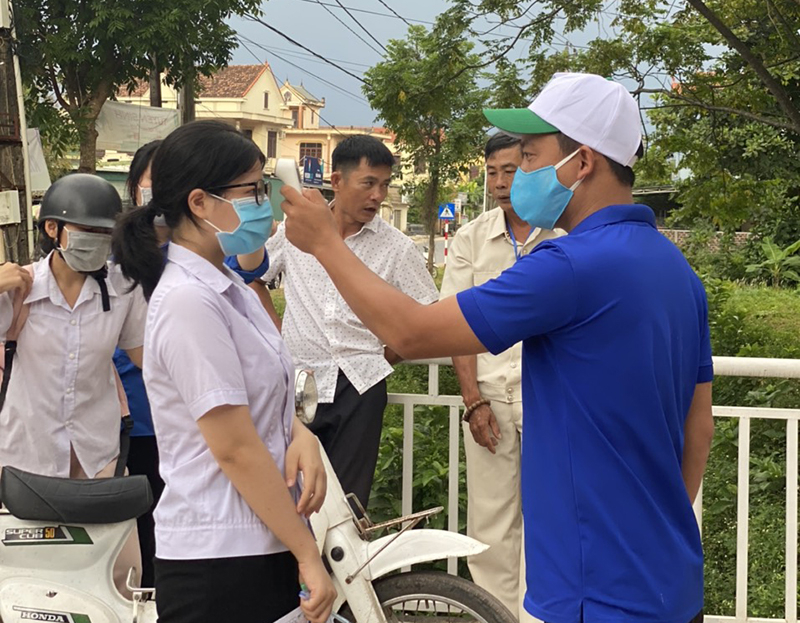 Lực lượng đoàn viên thanh niên TP. Đồng Hới hỗ trợ kiểm tra thân nhiệt cho thí sinh và cán bộ coi thi trên địa bàn.