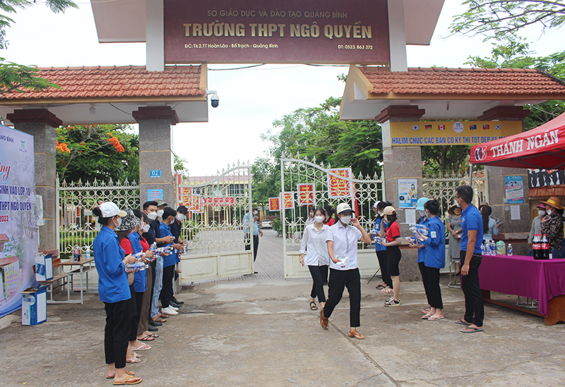 Các thí sinh tại điểm thi Trường THPT Ngô Quyền hoàn thành môn thi Ngữ Văn vào buổi sáng với tâm lý thỏa mái.