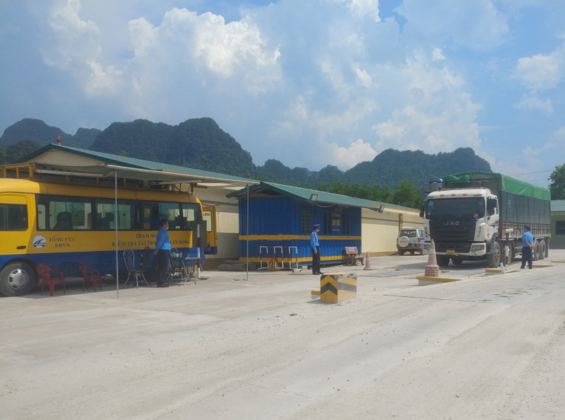 Thanh tra giao thông tỉnh thực hiện cân tải trọng xe có dấu hiệu chở quá trọng tải cho phép.