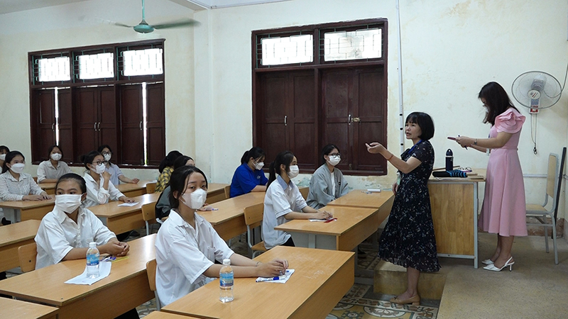Các thí sinh được giám thị hướng dẫn thủ tục, nhắc lại quy chế trước khi thi.