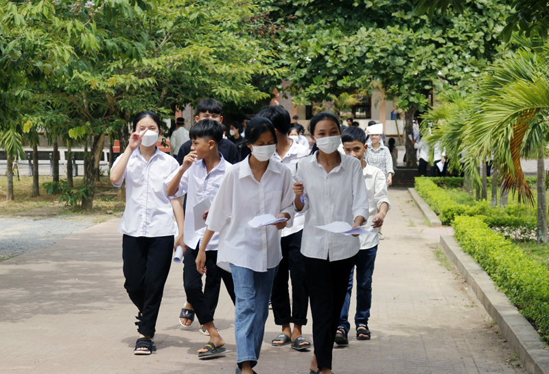 Các thí sinh dự kỳ thi tại điểm trường THPT Lê Trực rời phòng thi.