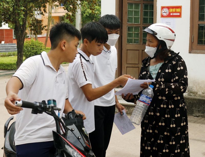 Thí sinh thảo luận bài sau khi rời phòng thi.