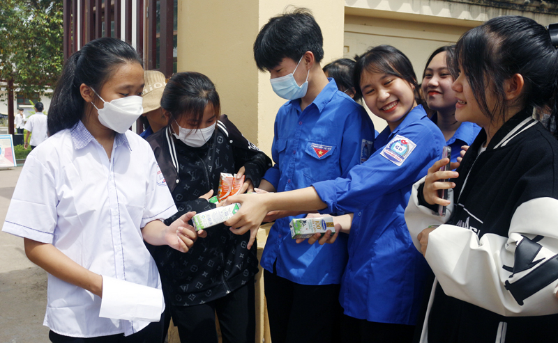 Lực lượng đoàn viên thanh niên tiếp sức mùa thi tại các địa điểm tổ chức thi.