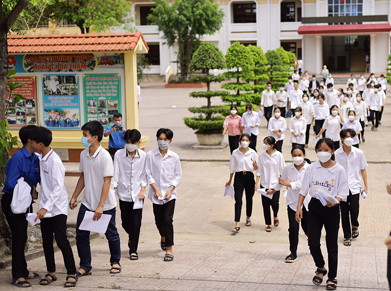 Thí sinh tham gia kỳ thi vào lớp 10 THPT năm học 2022-2023 tại điểm Trường THPT Hoàng Hoa Thám.