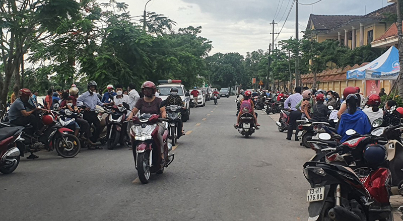 Người thân chờ đợi các thí sinh ở điểm thi Trường THPT Lệ Thủy.