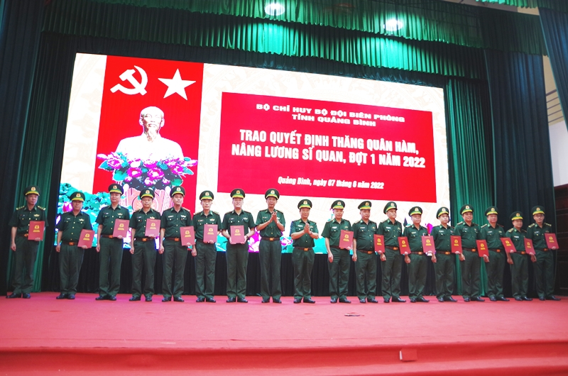 Lãnh đạo Bộ Chỉ huy BĐBP tỉnh trao quyết định cho các đồng chí được thăng quân hàm từ cấp bậc thiếu tá lên trung tá.