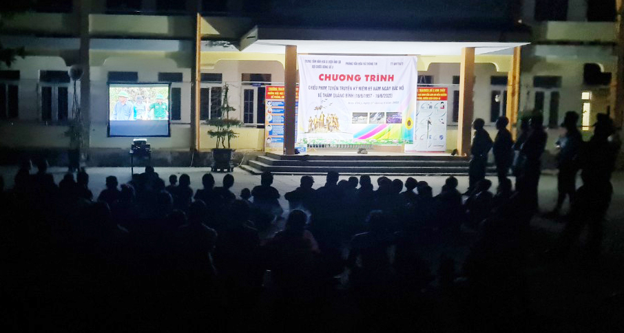 Đợt chiếu phim lưu động đã thu hút đông đảo đồng bào các xã miền núi đến xem.