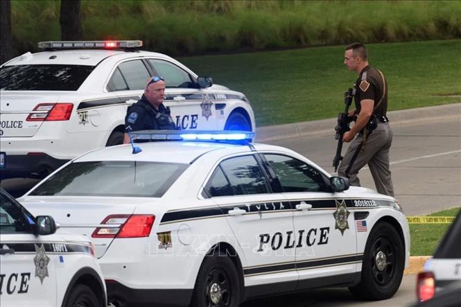 Cảnh sát điều tra tại hiện trường vụ xả súng ở Tulsa, bang Oklahoma, Mỹ, ngày 1/6/2022. Ảnh: Reuters/TTXVN