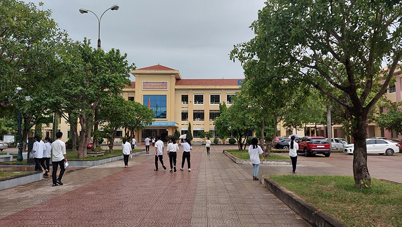 Trước 7h sáng đã có rất nhiều thí sinh đến điểm thi