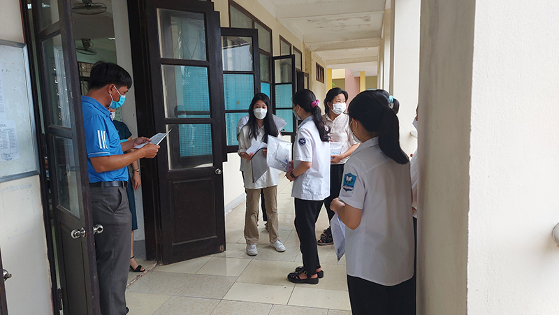 Cán bộ coi thi hướng dẫn thí sinh vào phòng thi