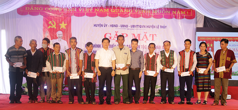  Lãnh đạo huyện Lệ Thủy tặng quà cho cho các già làng, trưởng bản, người có uy tín.trên đị bàn.