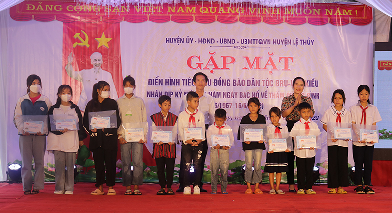 Đại diện lãnh đạo huyện Lệ Thủy trao quà cho các học sinh có hoàn cảnh khó khăn trên địa bàn.