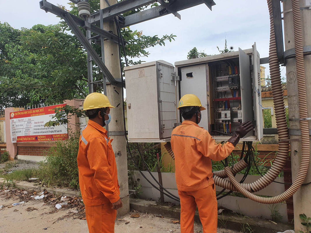 Nhân viên Điện lực Đồng Hới đang kiểm tra tình hình sử dụng điện trên địa bàn