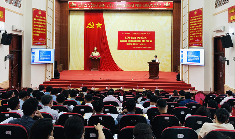 Lãnh đạo Sở Nội vụ truyền đạt các chuyên đề tại lớp bồi dưỡng nghiệp vụ cho đại biểu HĐND cấp xã 