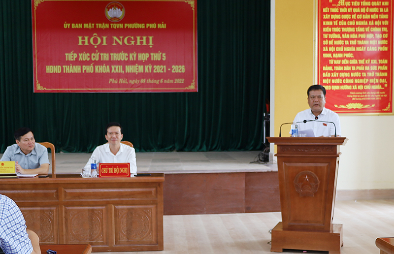 Đồng chí Trần Phong, Ủy viên Ban Thường vụ Tỉnh ủy, Bí thư Thành ủy Đồng Hới tiếp thu ý kiến, kiến nghị của cử tri trên địa bàn.