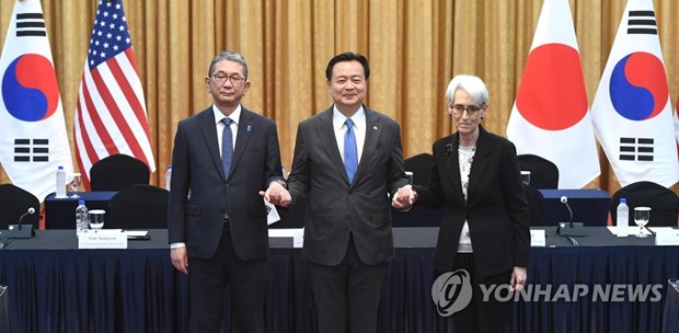 Thứ trưởng Ngoại giao Hàn Quốc Cho Hyun-dong (giữa) cùng người đồng cấp Mỹ Wendy Sherman (phải) và Nhật Bản Takeo Mori. (Nguồn: Yonhap)