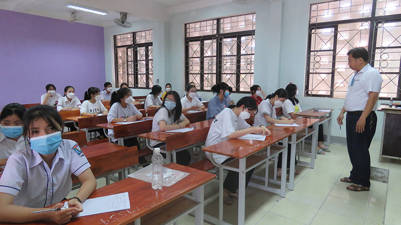 Cán bộ coi thi phổ biến lại quy chế thi và động viên thí sinh làm bài tốt