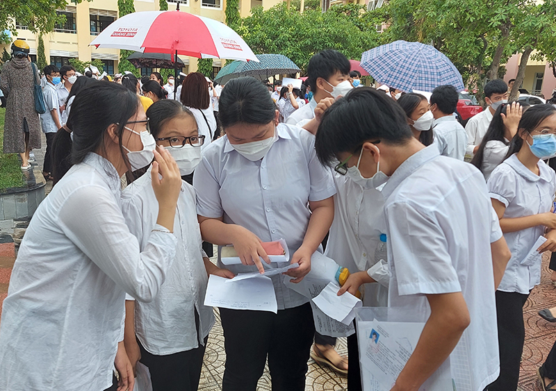 Thí sinh tranh thủ trao đổi cách làm bài sau mỗi môn thi 