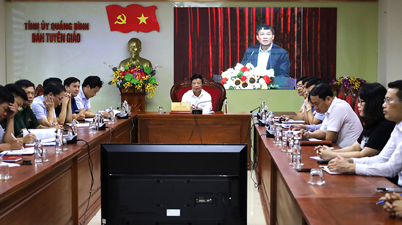 Đồng chí Trưởng ban Tuyên giáo Tỉnh ủy Cao Văn Định và các đại biểu dự hội nghị tại điểm cầu Quảng Bình.