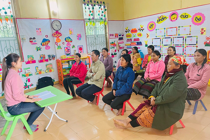 Một buổi tham gia sinh hoạt nhóm “Cha mẹ có con từ 0-10 tuổi” ở bản Chân Trộng, xã Trường Sơn.