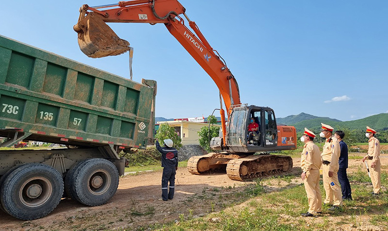 Phòng CSGT tiến hành xử lý một trường hợp tự ý lắp thêm thùng bệ để phục vụ việc chở quá tải.