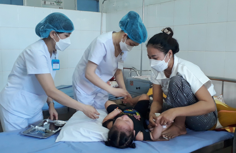 Các y bác sỹ Bệnh viện đa khoa Đồng Hới chăm sóc điều trị cho trẻ nhập viện do thời tiết thất thường.