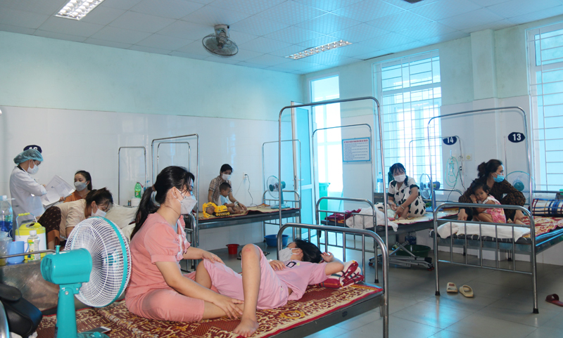 Thời tiết nắng nóng là nguyên nhân khiến trẻ em nhập viện gia tăng trong những ngày vừa qua.
