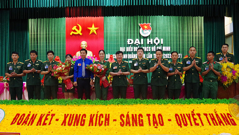 Đ/c Đặng Đại Bàng, TUV, Bí thư Tỉnh đoàn và đại tá Trương Như Ý, Phó Chính ủy Bộ CHQS tỉnh tặng hoa chúc mừng Đoàn đại biểu tham gia Đại hội đại biểu Đoàn Thanh niên Cộng sản Hồ Chí Minh tỉnh Quảng Bình nhiệm kỳ 2022-2027