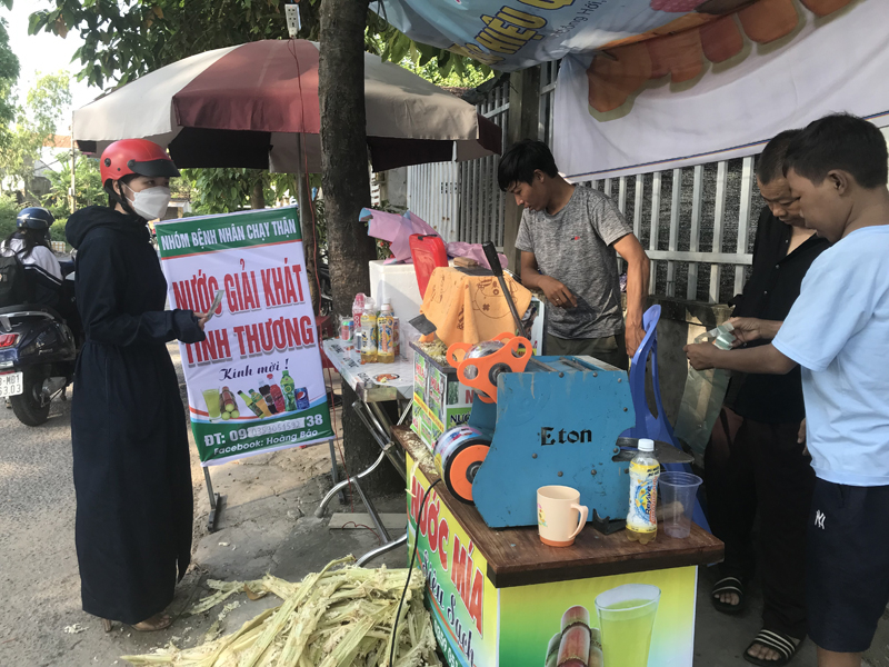 Quán nước nhỏ trong ngày khai trương.