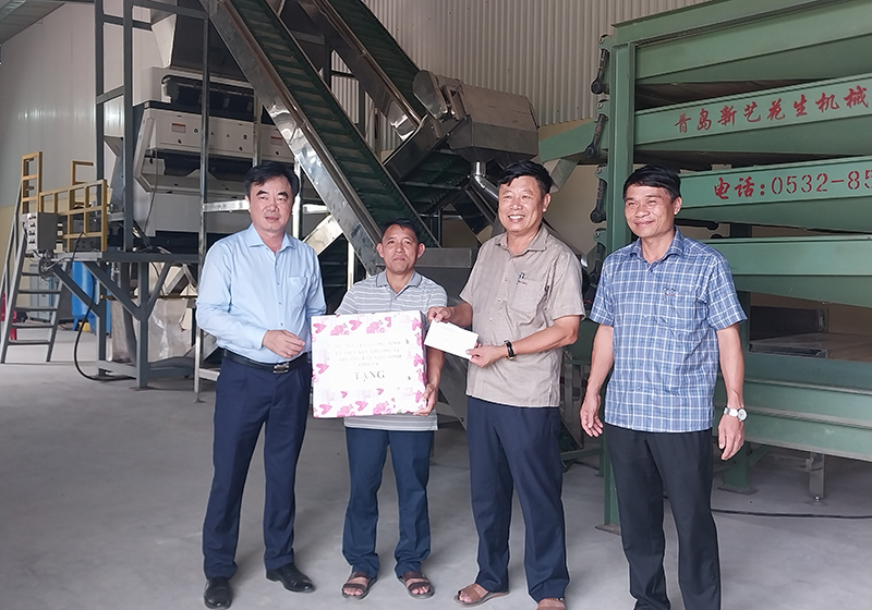 Trao quà động viên Công ty TNHH Diến Hồng.